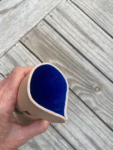 Load image into Gallery viewer, LAKE ARROWHEAD TOWER LEATHER SUNGLASSES CASE