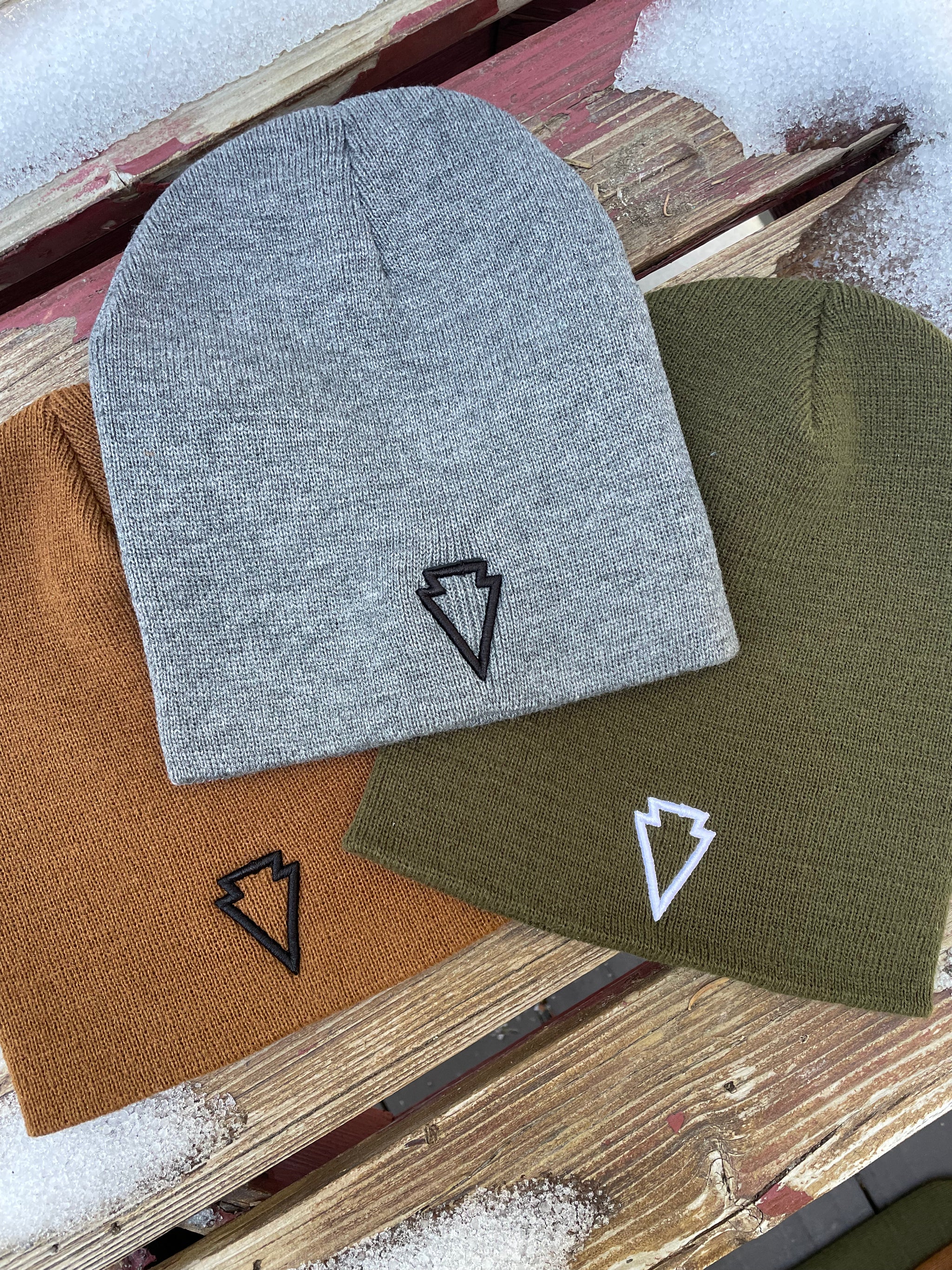 ★SUNDAYOFFCLUB★Kaleidoscopic Arrow Logo Jacquard Beanie Women's Ribbed beanie with dégradé neon stripes | Multicolor